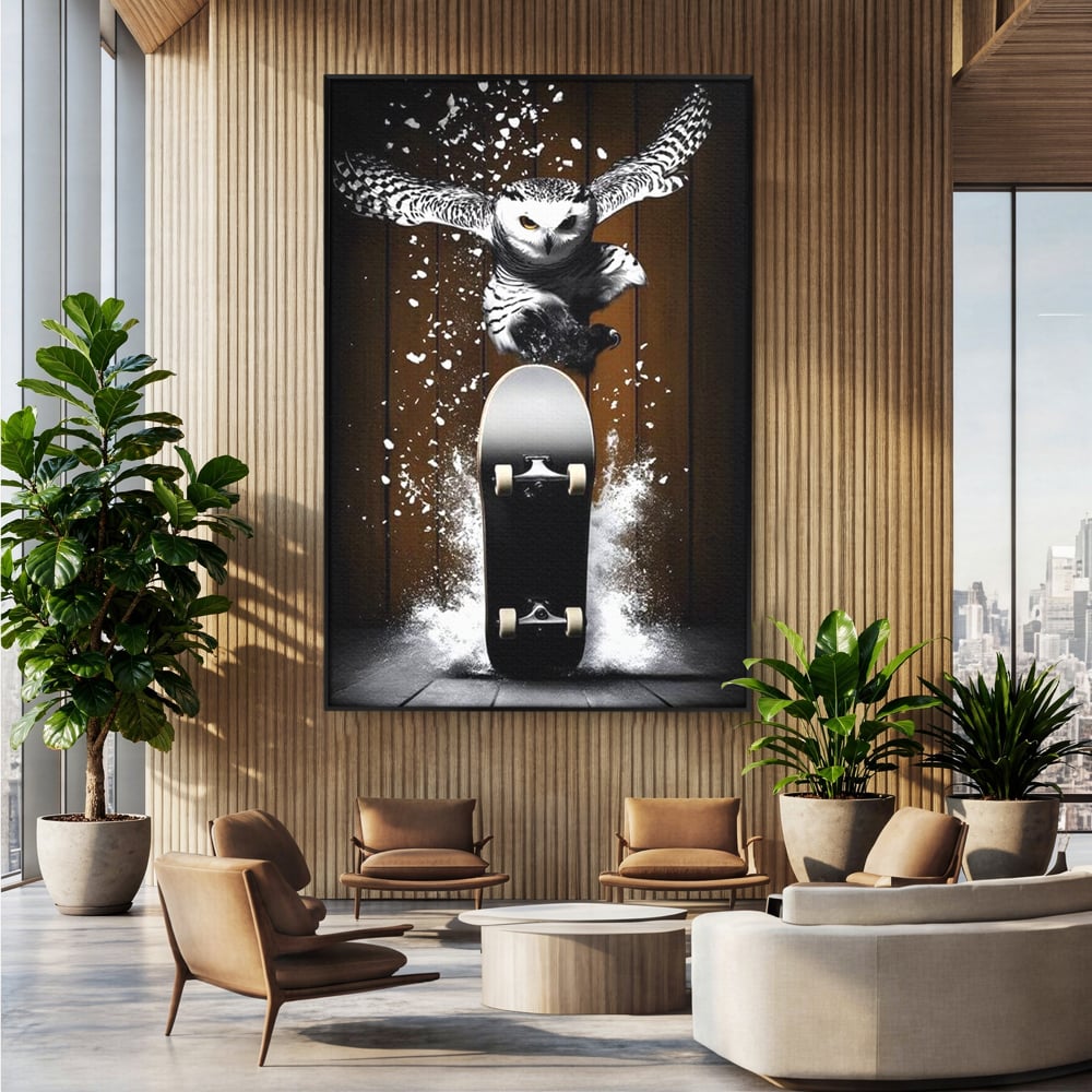 Tablou canvas cu tablou canvas cu bufnita pe skateboard, in rama de aluminiu negru, pe perete intr-un birou